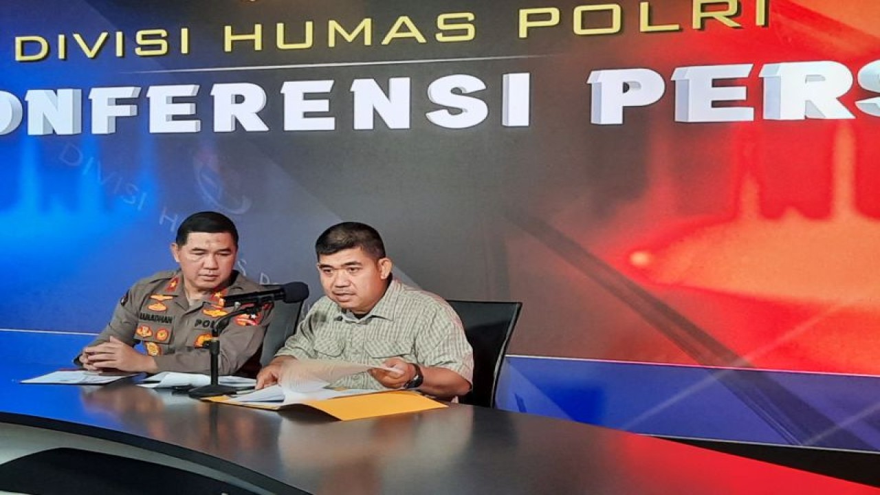 Kepala Biro Penerangan Masyarakat (Karopenmas) Divisi Humas Polri Brigjen Pol. Ahmad Ramadhan dan Juru bicara Densus 88 Antiteror Polri Kombes Pol. Aswin Seregar memberikan keterangan pers terkait penangkapan anggota teroris JI jaringan Zulkarnaen dan Upik Lawangan di Mabes Polri, Jakarta, Kamis (13/4/2023). ANTARA/Laily Rahmawaty.