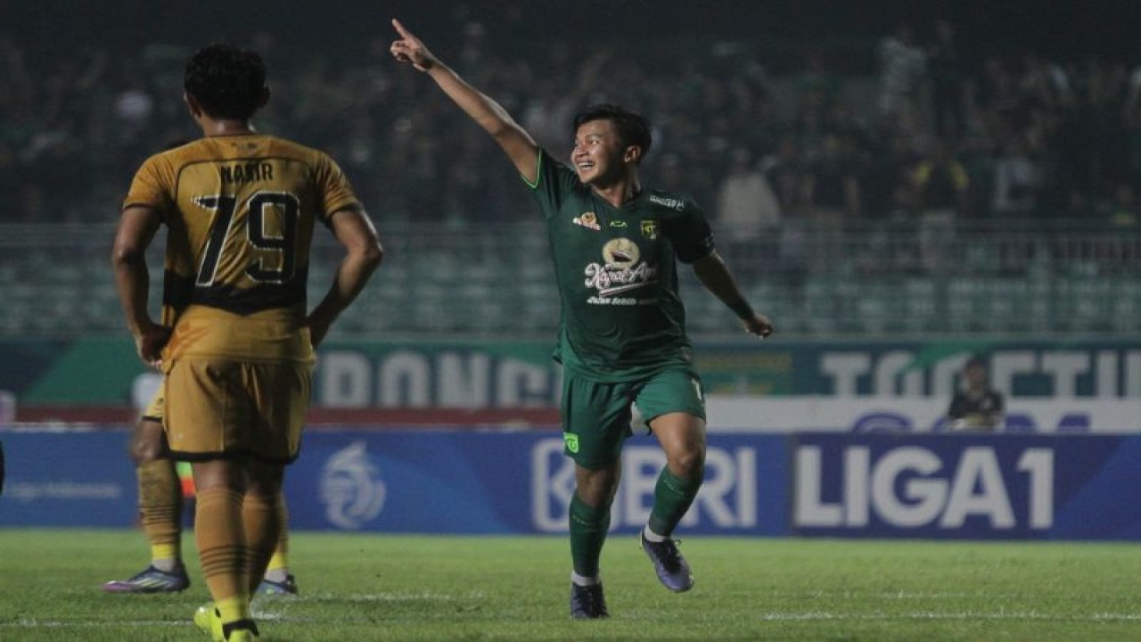 Pemain Persebaya Denny Agus (kanan) melakukan selebrasi usai mencetak gol ke gawang Dewa United saat pertandingan Liga 1 Indonesia musim 2022/2023 di Stadion Gelora Joko Samudro, Gresik, Sabtu(15/4/2023) malam. (ANTARA/Moch Asim)