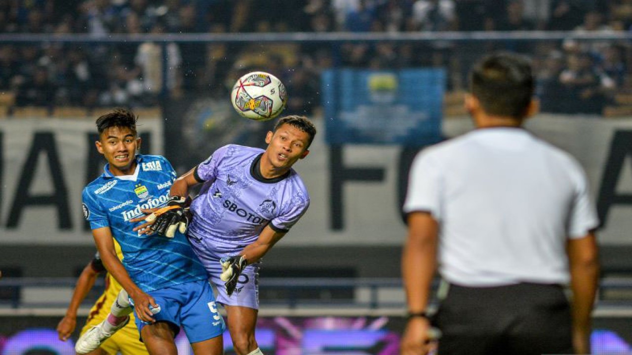 Pesepak bola Persib Bandung Kakang Rudianto berduel bola udara dengan penjaga gawang Persikabo Syahrul Trisna saat pertandingan lanjutan BRI Liga 1 di Stadion Gelora Bandung Lautan Api, Bandung, Jawa Barat, Sabtu (15/4/2023). ANTARA FOTO/Raisan Al Farisi/aww. (ANTARA FOTO/RAISAN AL FARISI)