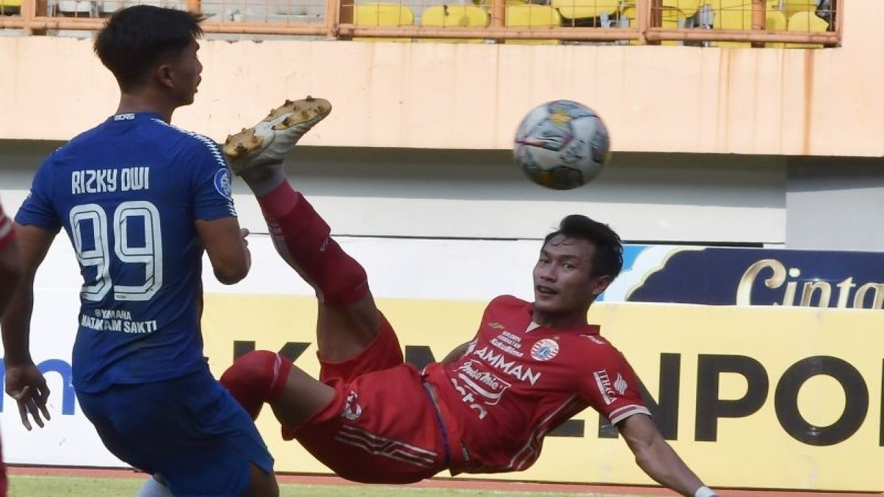 Pesepak bola Persija Jakarta Hansamu Yama (kanan) melakukan tendangan dengan penjagaan pesepak bola PSIS Semarang Rizky Dwi (kiri) pada lanjutan liga 1 di Stadion Wibawa Mukti, Cikarang, Kabupaten Bekasi, Jawa Barat, Kamis (16/3/2023). ANTARA FOTO/ Fakhri Hermansyah/aww. (ANTARA FOTO/Fakhri Hermansyah)
