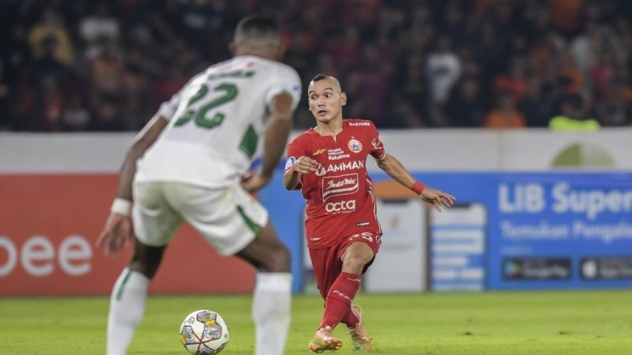 Pesepak bola Persija Jakarta Riko Simanjuntak (kanan) berebut bola dengan pesepak bola PSS Sleman Marckho Sandi (kiri) dalam lanjutan pertandingan Liga 1 di Stadion Utama Gelora Bung Karno, Jakarta, Sabtu (15/4/2023). Persija Jakarta mengalahkan PSS Sleman dengan skor 5-0. ANTARA FOTO/Galih Pradipta/aww. (ANTARA FOTO/GALIH PRADIPTA)