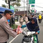 Personel Bidhumas Polda Maluku saat membagi takjil gratis untuk warga Ambon, Senin(10/4/2023). ANTARA/HO-Polda Maluku-1681210637