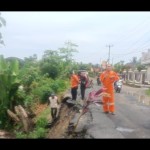 Personel BPBD OKU Timur memasang rambu peringatan bahaya longsor, Selasa. (ANTARA/Edo Purmana/23)-1682405056