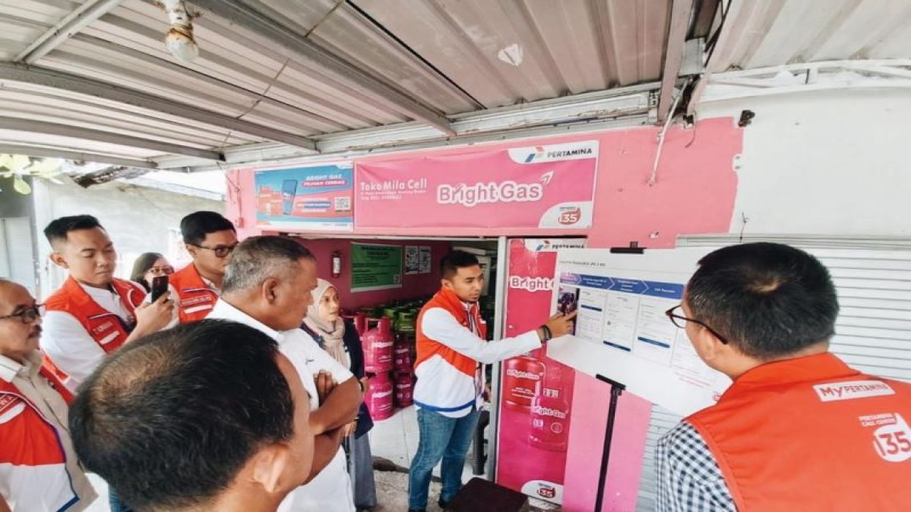 Pertamina Patra Niaga menerapkan sistem pencatatan berbasis teknologi digital dalam penyaluran LPG bersubsidi ukuran 3 kilogram (kg) di pangkalan resmi Pertamina. ANTARA/HO-Pertamina Patra Niaga