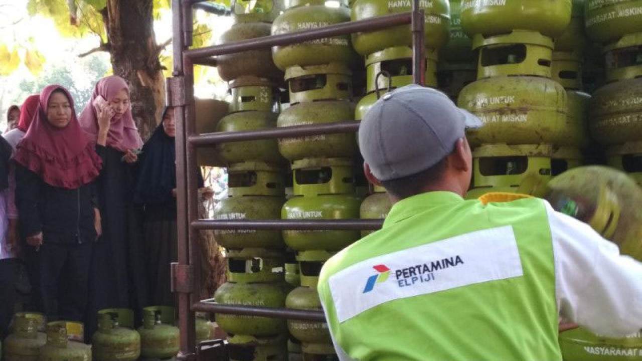 Petugas tengah mempersiapkan tabung elpiji ukuran 3 kg yang isi untuk diberikan kepada masyarakat saat gelar pasar murah bebewrapa waktu lalu. (ANTARA/Akhmad Nazaruddin Lathif)
