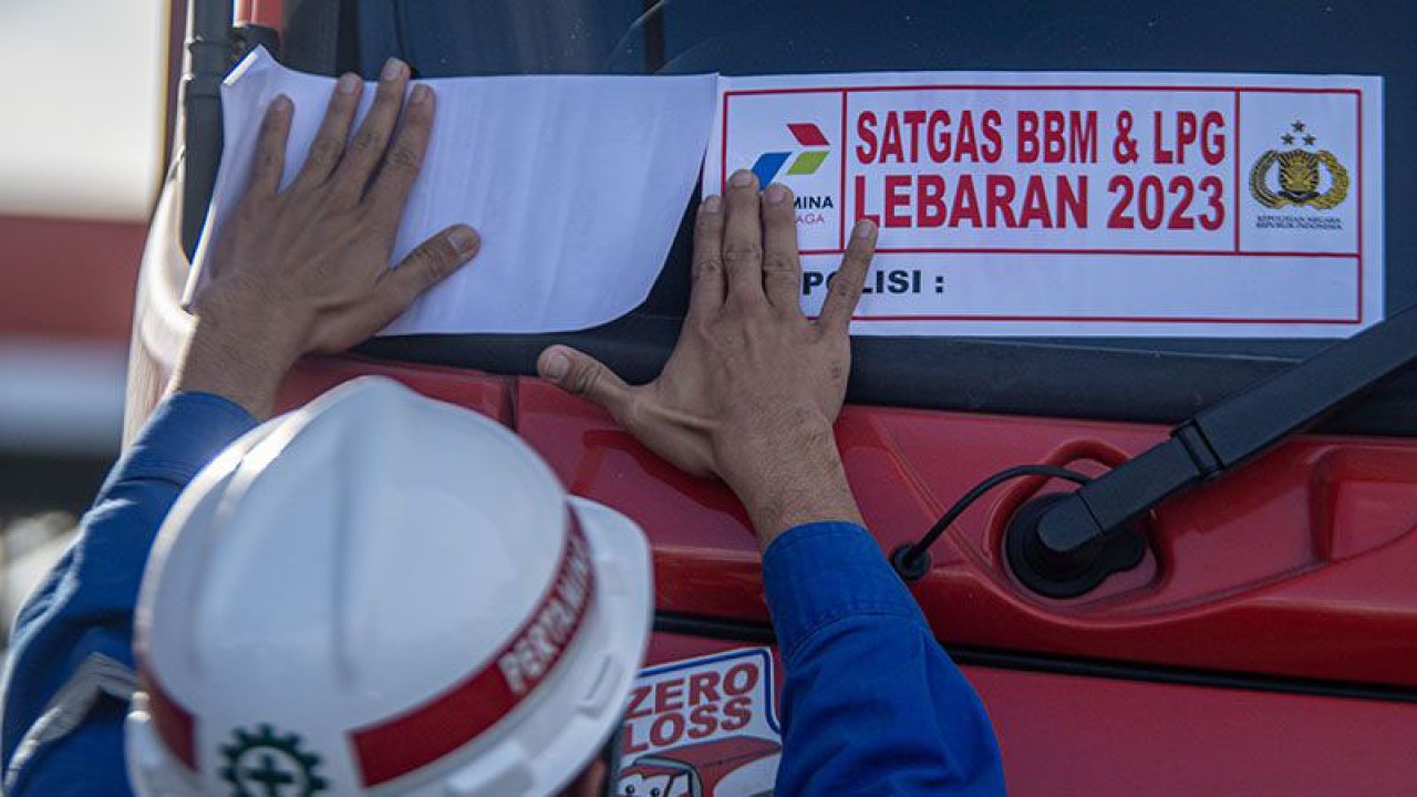 Petugas memasang stiker Satgas Ramadhan dan Idul Fitri (Rafi) sebelum pelepasan di Integrated Terminal Palembang PT Pertamina Patra Niaga Regional Sumbagsel di Kertapati, Palembang, Sumatera Selatan, Kamis (6/4/2023). Untuk memastikan kebutuhan energi masyarakat dan mengawal kelancaran distribusi BBM serta LPG selama arus mudik dan Hari Raya Idul Fitri 1444 H, PT Pertamina Patra Niaga Regional Sumbagsel menyiagakan 10 terminal BBM, 2 terminal LPG, 675 SPBU, 62 SPBE, 482 Agen LPG, 6 DPPU dan menyediakan ayanan tambahan BBM di jalur potensial meliputi jalur tol, jalur wisata, dan jalur lintas utama, berupa 87 SPBU Siaga, 309 Agen Siaga & 5540 Outlet Pangkalan LPG Siaga, 5 Unit Kiosk Pertamina Siaga, 15 Unit Motorist, dan 16 Unit Mobil Tanki standby. ANTARA FOTO/Nova Wahyudi (ANTARA FOTO/NOVA WAHYUDI)