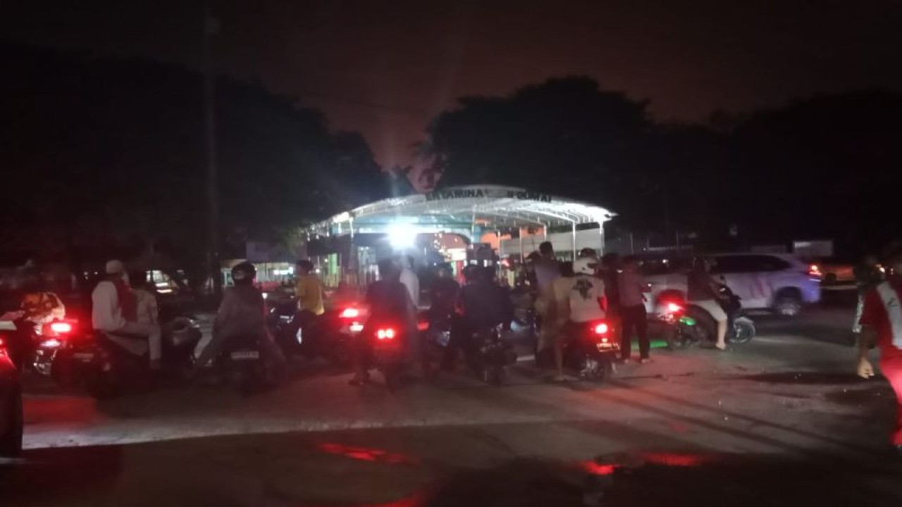 Suasana ledakan di sekitar Pertamina RU II, Dumai, Sabtu (1/4/2023) malam. (ANTARA/Tangkapan layar)