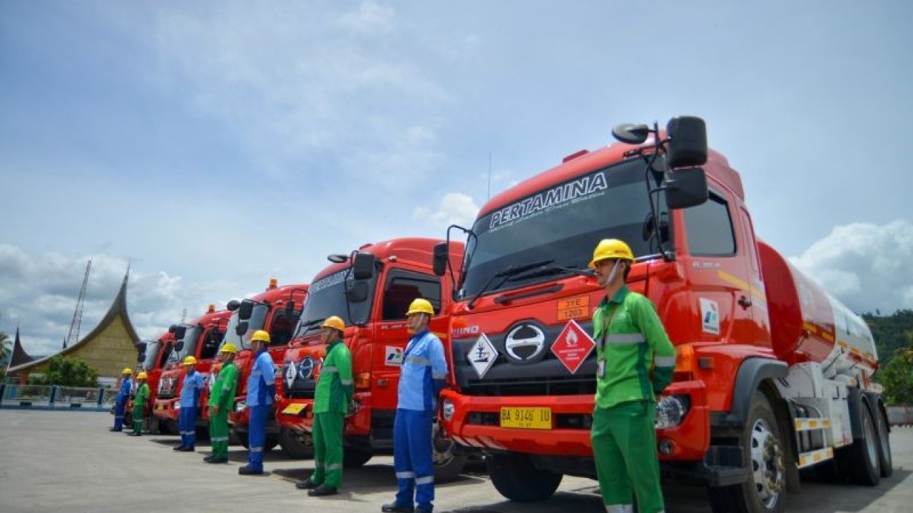 Sejumlah awak mobil tangki tergabung dalam Satgas Ramadhan dan Idul Fitri (Rafi) Pertamina Patra Niaga Regional Sumbagut, bersiap dilepas di Terminal BBM Teluk Kabung, Padang, Sumatera Barat. (ANTARA/Iggoy el Fitra).
