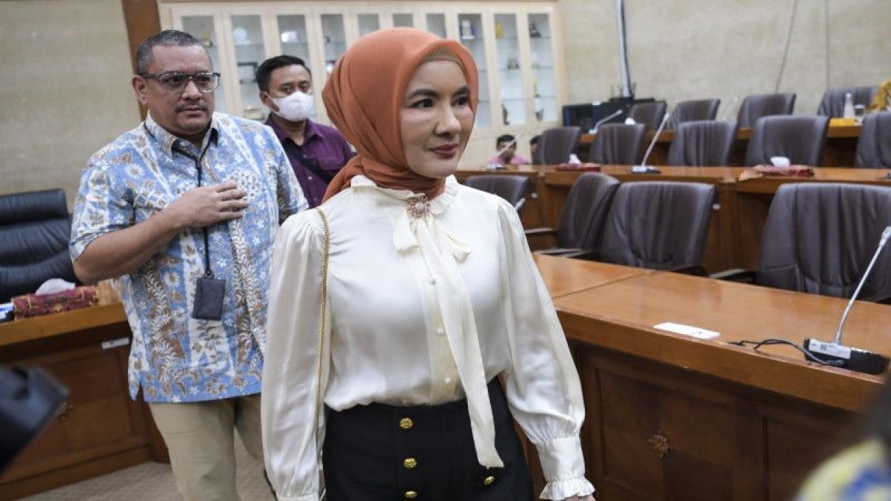 Direktur Utama Pertamina Nicke Widyawati (kanan) bersiap mengikuti rapat dengar pendapat dengan Komisi VI DPR di kompleks Parlemen, Senayan, Jakarta, Selasa (14/3/2023). ANTARA FOTO/Galih /hp. (ANTARA FOTO/GALIH PRADIPTA)