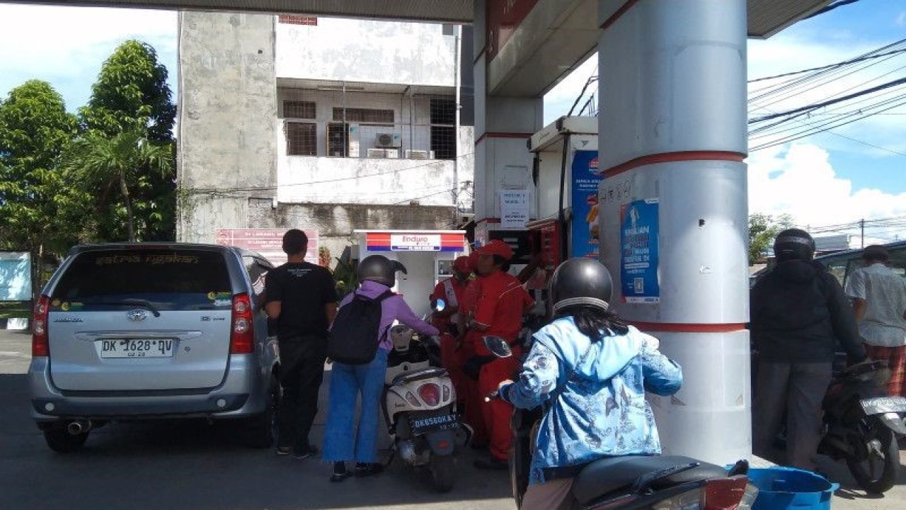 Sejumlah konsumen antre untuk mengisi BBM di salah satu SPBU di Kabupaten Gianyar, Bali, Kamis (6/4/2023) ANTARA/Dewa Ketut Sudiarta Wiguna