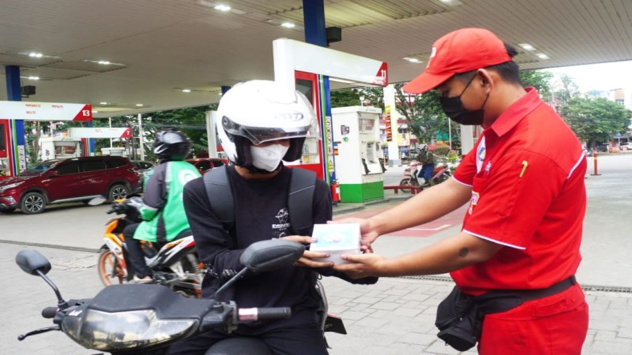 Pertamina Patra Niaga Regional Sumtra bagian Selatan (Sumbagsel) membagikan takjil gratis untuk para konsumen di 131 SPBU di wilayah itu. (ANTARA/HO-Pertamina)