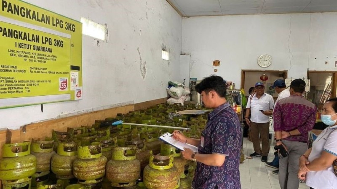 Tangkapan layar - Petugas Dinas Perdagangan Provinsi Bali melakukan pencatatan penjualan elpiji tiga kilogram di salah satu agen di Kabupaten Jembrana, Bali, Rabu (1/2/2023) ANTARA/Instagram/@disperindag_bali