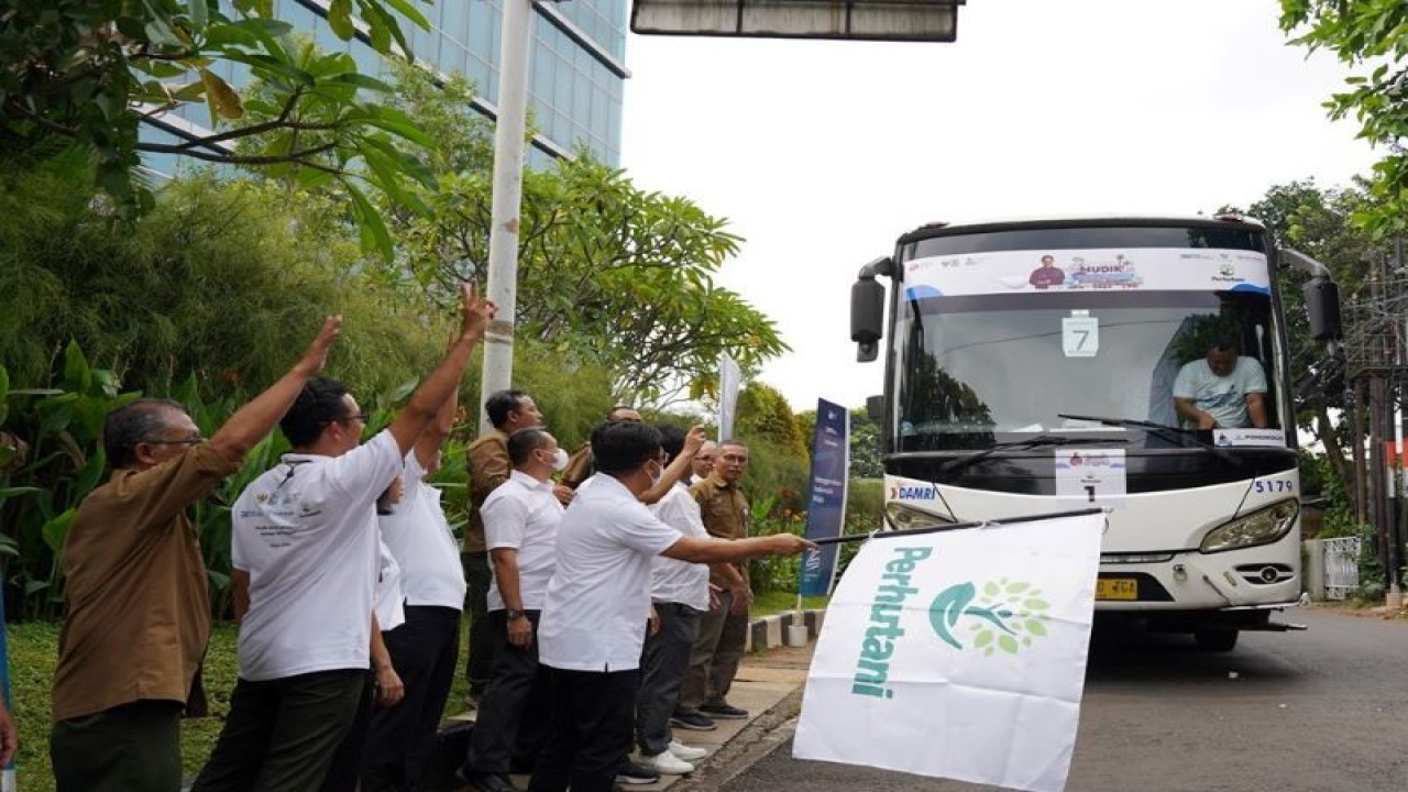 Perum Perhutani melepas keberangkatan 188 peserta yang terbagi dalam 8 bus sebagai bagian dari program Mudik Bersama BUMN tahun ini. ANTARA/HO - Perum Perhutani
