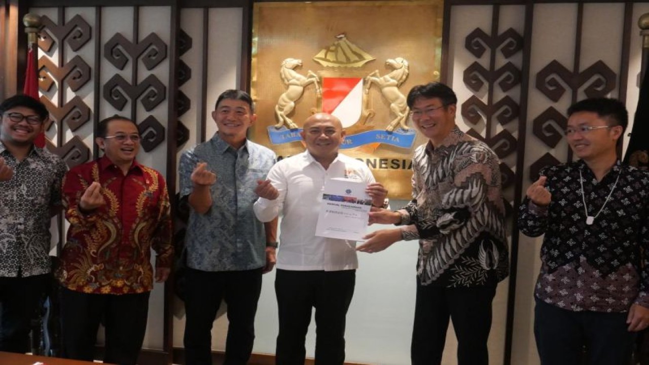 Jakarta Japan Club menyerahkan buku manual atau buku panduan pemagangan yang digunakan saat sosialisasi Program Magang di Kadin Indonesia pada Agustus 2022. ANTARA/HO-Jakarta Japan Club.