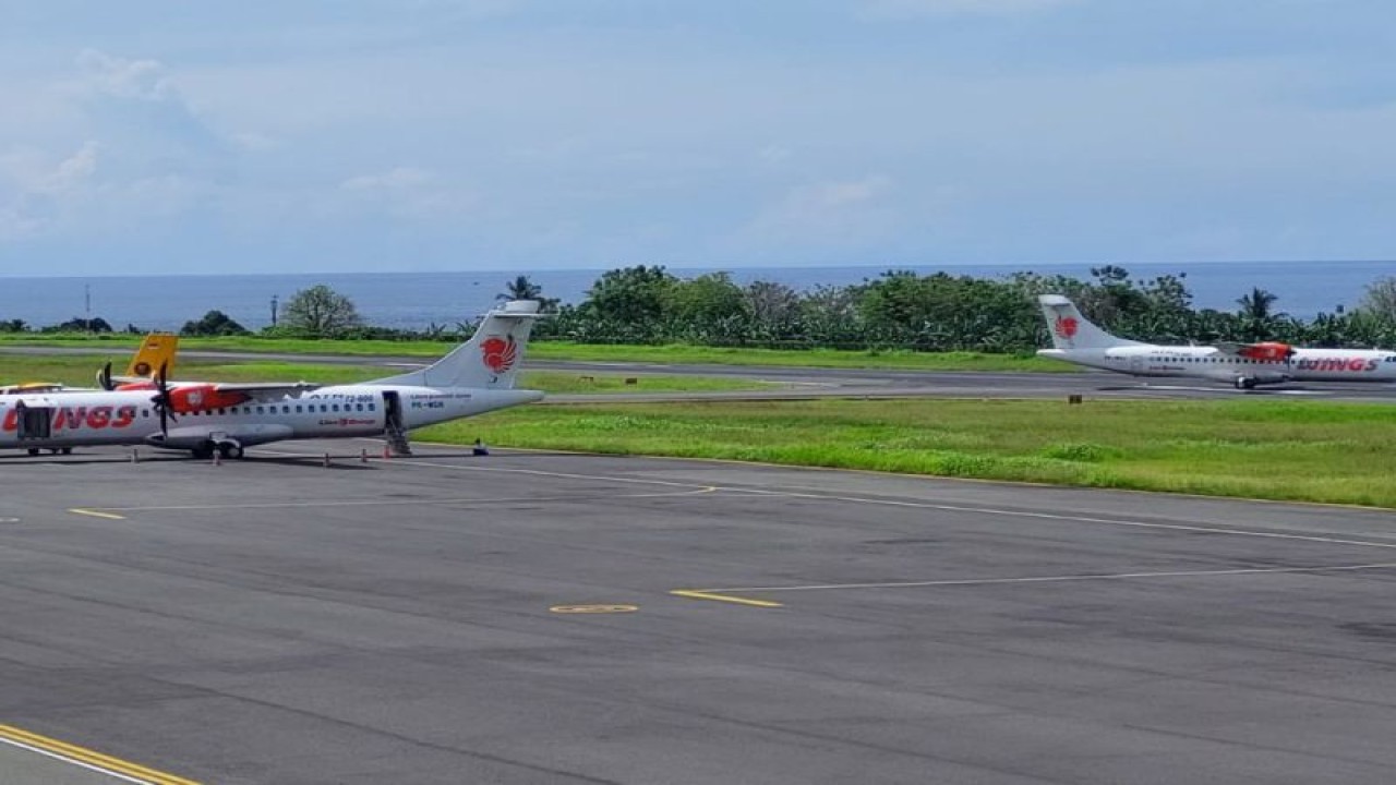 Pesawat Wings Air saat mendarat di Bandara Sultan Baabullah Ternate, Rabu (19/4/2023). ANTARA/Abdul Fatah (Abdul Fatah)