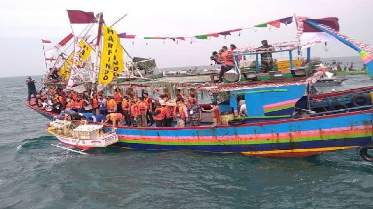 Peserta lomban kupatan di Kabupaten Jepara, Jawa Tengah, tampak mengenakan jaket pelampung. (ANTARA/Akhmad Nazaruddin Lathif)
