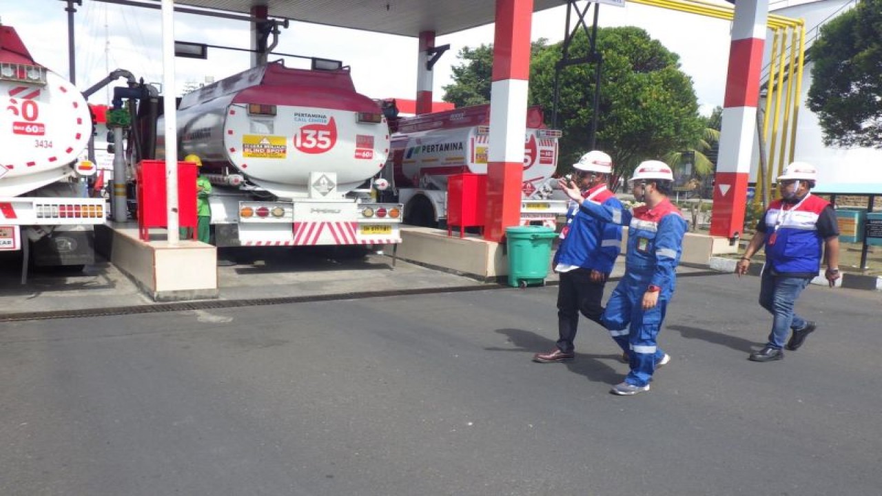 Komisaris Utama Patra Niaga Ego Syahrial (tengah), melakukan pengecekan sarana fasilitas Pertamina di Pulau Lombok, NTB, jelang Idul Fitri 1444 Hijriah. (ANTARA/HO-Pertamina)