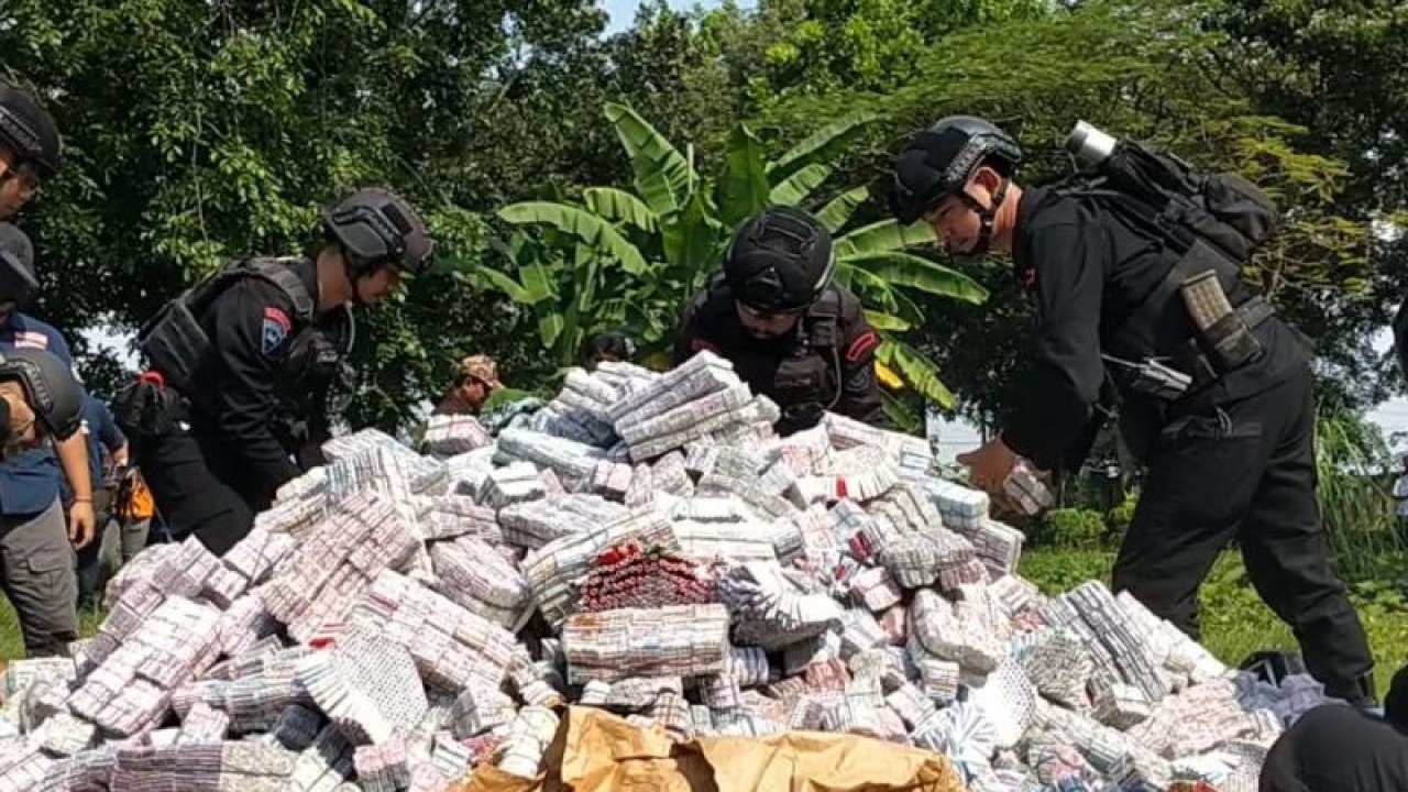 Petugas saat melakukan pemusnahan petasan di Kabupaten Indramayu, Jawa Barat, Rabu (12/4/2023). (ANTARA/Khaerul Izan)