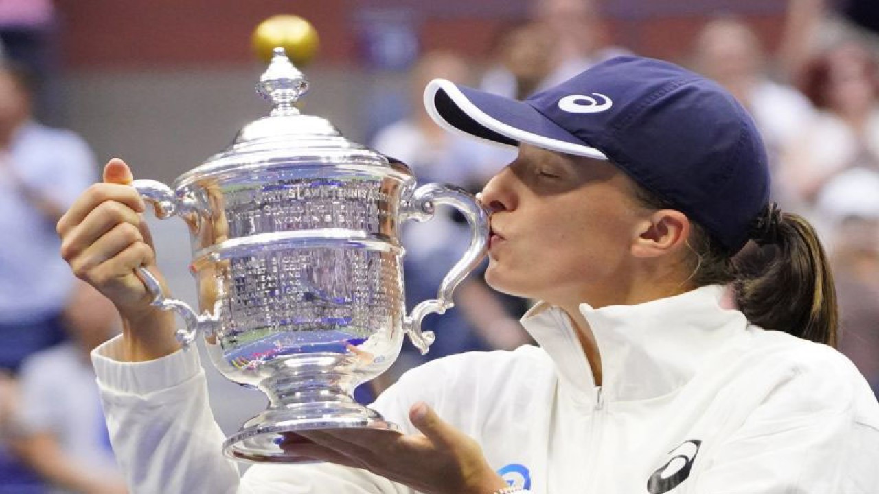 Petenis Polandia Iga Swiatek melakukan selebrasi dengan mencium piala kemenanagannya setelah ia berhasil mengalahkan petenis  Tunisia Ons Jabeur dalam babak final Tunggal Putri Turnamen Tenis U.S. Open, di USTA Billie Jean King Tennis Center,  Flushing, New York, Sabtu (10/9/2022). Iga Swiatek mengalahkan Ons Jabeur  straight set (6-2 dan 7-6). ANTARA FOTO/Reuters-Robert Deutsch-USA TODAY Sports/hp.