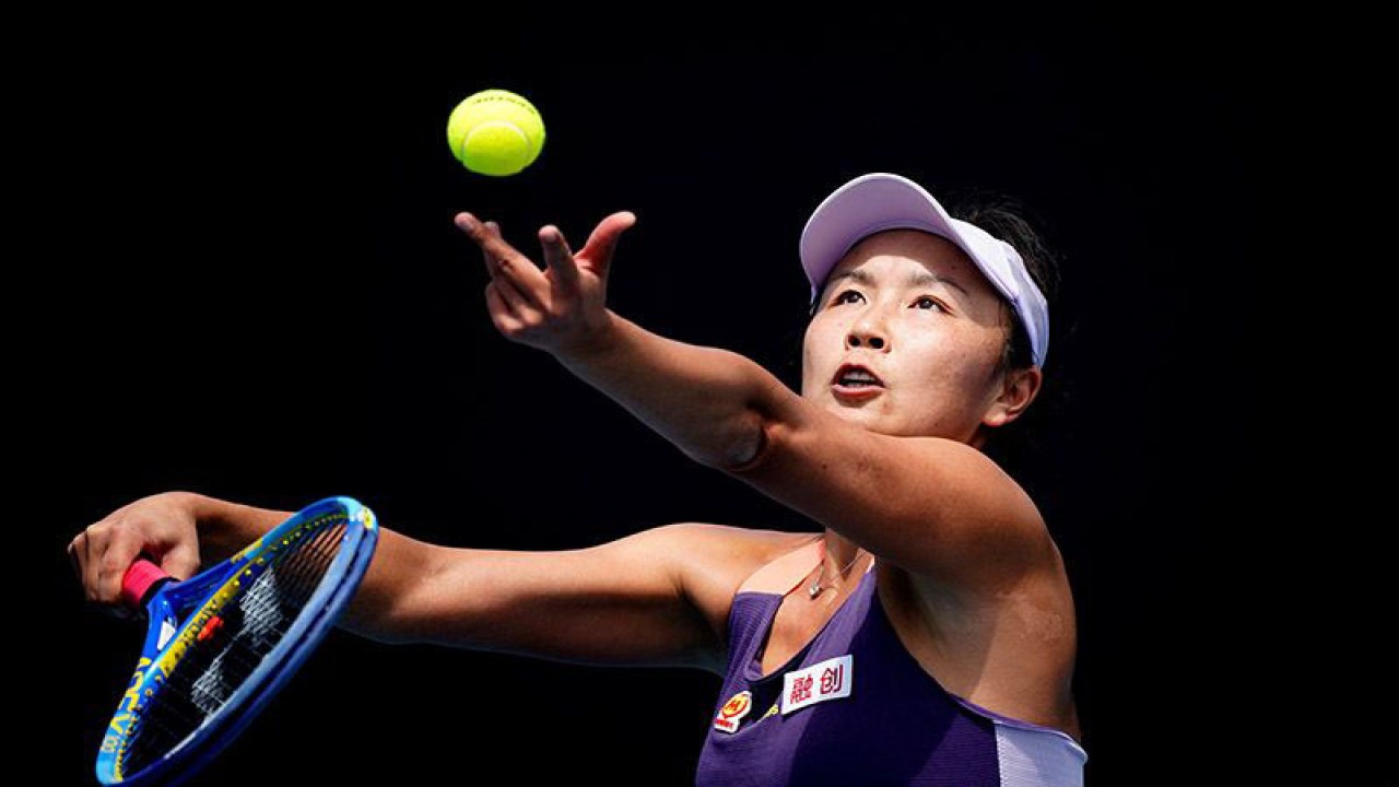 Arsip Foto - Petenis China Peng Shuai beraksi saat menghadapi Nao Hibino asal Jepang pada laga putaran pertama Australian Open 2020 di Melbourne Park, Melbourne, Australia, pada Selasa (21/1/2020). ANTARA/REUTERS/Kim Hong-Ji/am.