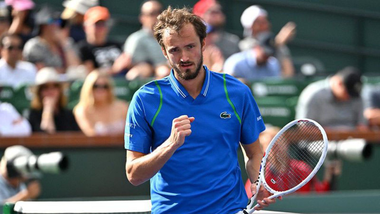 Petenis Rusia Daniil Medvedev bereaksi usai melakukan pukulan saat ia mengalahkan petenis Spanyol Alejandro Davidovich Fokina pada perempat final BNP Paribas Open di Indian Wells Tennis Garden, California, AS, Rabu (15/3/2023). ANTARA/REUTERS/USA TODAY SPORTS/Jayne Kamin/am.