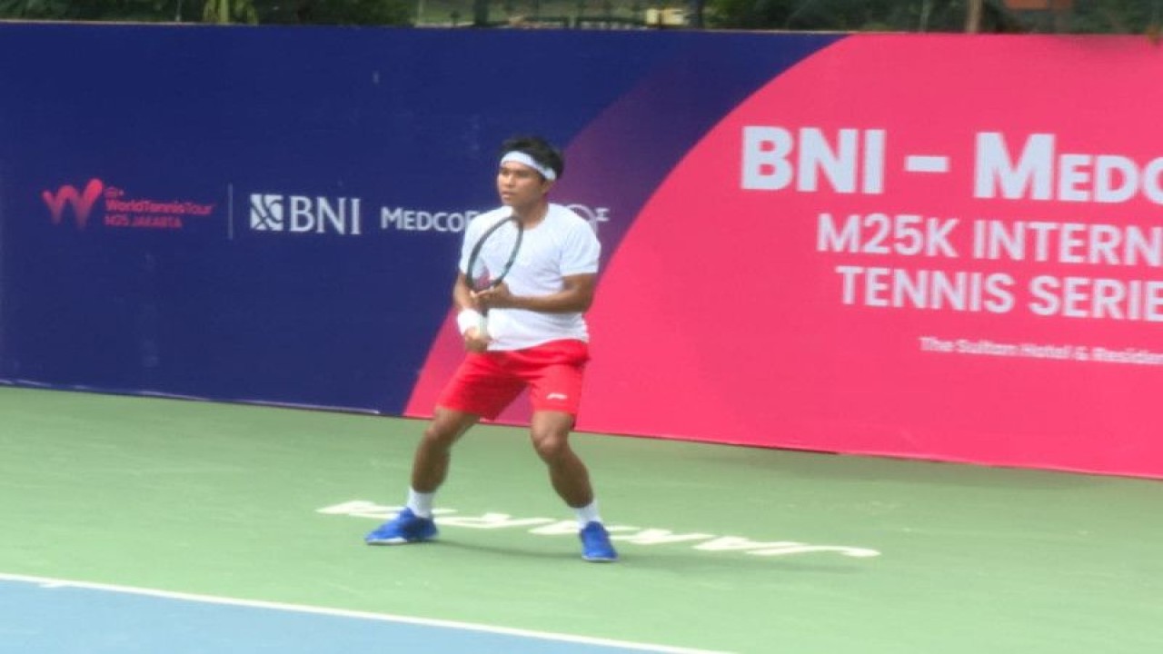 Petenis putra Indonesia Muhammad Rifqi Fitriadi beraksi dalam pertandingan semifinal ITF Men's World Tennis Tour M25 bertajuk BNI-MedcoEnergi International Tenis melawan petenis Korea Selatan Jan Yunseok di lapangan utama The Sultan Hotel & Residence, Jakarta, Sabtu (15/4/2023). (ANTARA/HO)