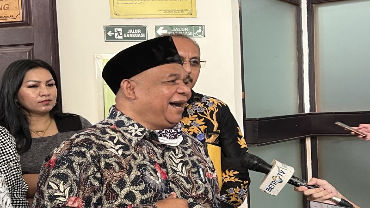 Pengacara Gubernur nonaktif Papua Lukas Enembe, Petrus Bala Pattyona, memberi keterangan kepada wartawan di Pengadilan Negeri Jakarta Selatan, Jakarta, Senin (10/4/2023). ANTARA/Putu Indah Savitri  KOMENTAR