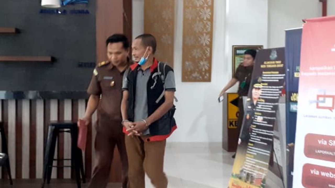 Petugas jaksa mengawal tersangka korupsi dana hibah KONI Dompu berinisial PT (kedua kiri) untuk menjalani penahanan usai pemeriksaan di Gedung Kejati NTB, Mataram, Selasa (4/4/2023). (ANTARA/Dhimas B.P.)