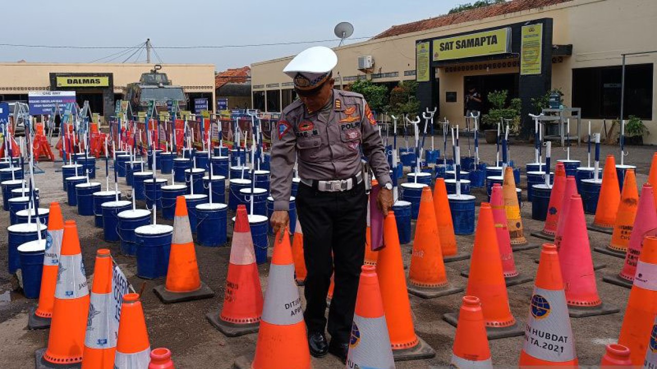 Petugas mempersiapkan sarana dan prasarana untuk memperlancar arus lalulintas pada mudik Lebaran 2023 di Cirebon, Jawa Barat, Jumat (7/4/2023). (ANTARA/Khaerul Izan)