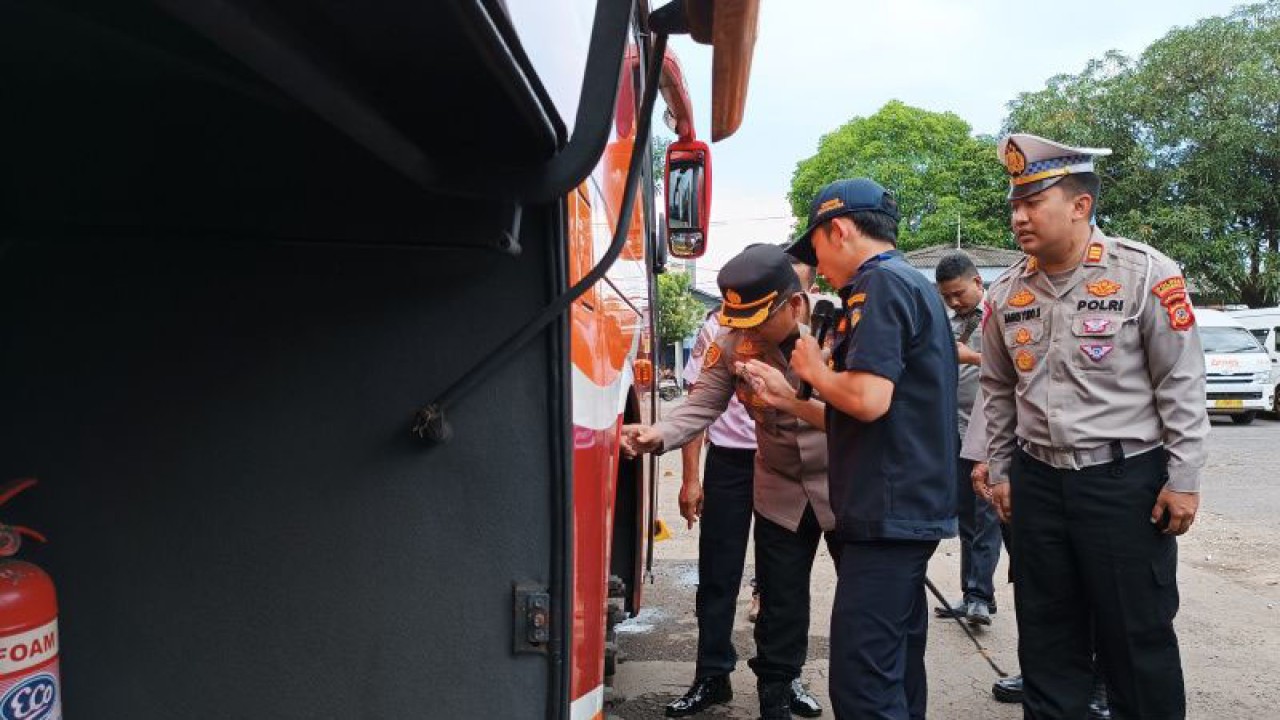 Petugas melakukan pengecekan kelaikan kendaraan umum di Terminal Indramayu, Jawa Barat, Senin (10/4/2023). (ANTARA/Khaerul Izan)