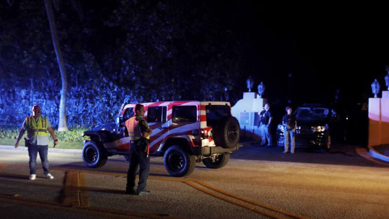 Petugas kepolisian dan personel Secret Service berjaga di depan rumah mantan Presiden Amerika Serikat Donald Trump Mar-a-Lago usai sejumlah agen FBI menggeledah rumah tersebut di Palm Beach, Florida, Amerika Serikat, Senin (8/8/2022) malam waktu setempat. Menurut salah satu anak Trump, Eric Trump, kepada Fox News, FBI datang guna mencari kotak-kotak berisi dokumen rahasia negara yang dibawa ayahnya dari Gedung Putih. ANTARA FOTO/REUTERS/Marco Bello/wsj.
