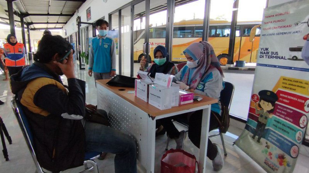Petugas kesehatan memeriksa kondisi kesehatan sopir di Terminal Guntur, Kabupaten Garut, Jawa Barat, Jumat (14/4/2023). ANTARA/Feri Purnama