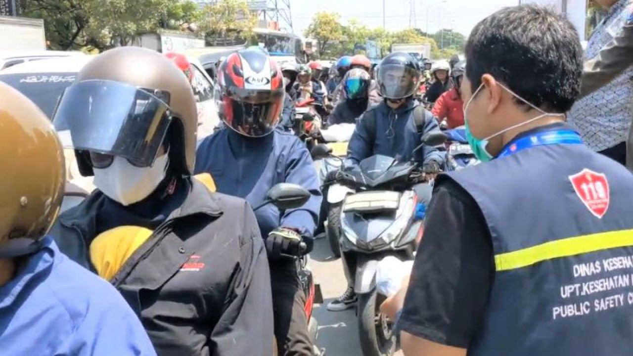 Petugas saat membagikan paket berisi masker dan vitamin di Cirebon, Jawa Barat, Rabu (19/4/2023) kepada para pemudik Idul Fitri (Lebaran) 1444 Hijriah/2023 . (FOTO ANTARA/Khaerul Izan)
