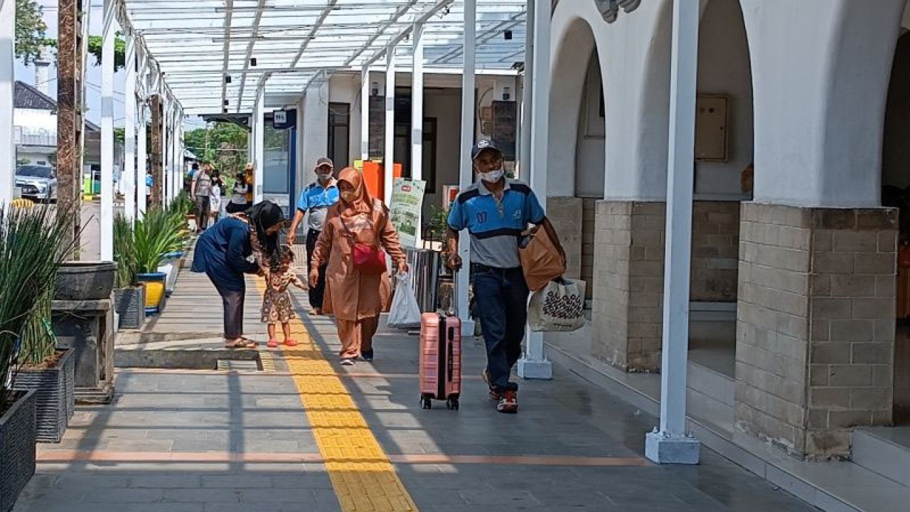 Petugas membawakan barang bawaan calon penumpang kereta api di Stasiun Cirebon, Jawa Barat, Kamis (20/4/2023). (ANTARA/Khaerul Izan)