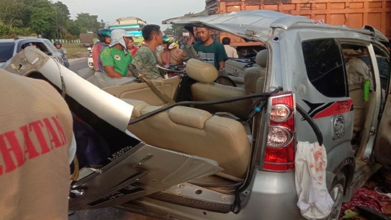 Mobil yang mengalami kecelakaan saat diperiksa petugas di Jalan Kubang Raya, Kabupaten Kampar, Riau, Kamis (27/4/2023). (ANTARA/tangkapan layar)
