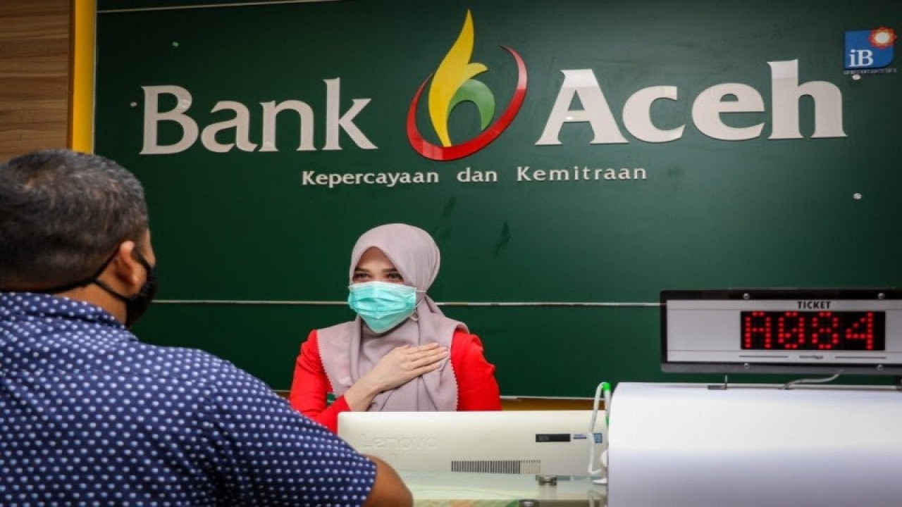 Petugas Bank Aceh Syariah sedang melayani nasabah (ANTARA/HO)