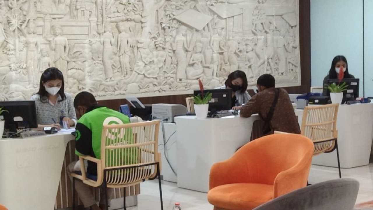 Petugas bank melayani nasabah di BRI Renon, Denpasar, Selasa (18/4/2023) ANTARA/Dewa Ketut Sudiarta Wiguna