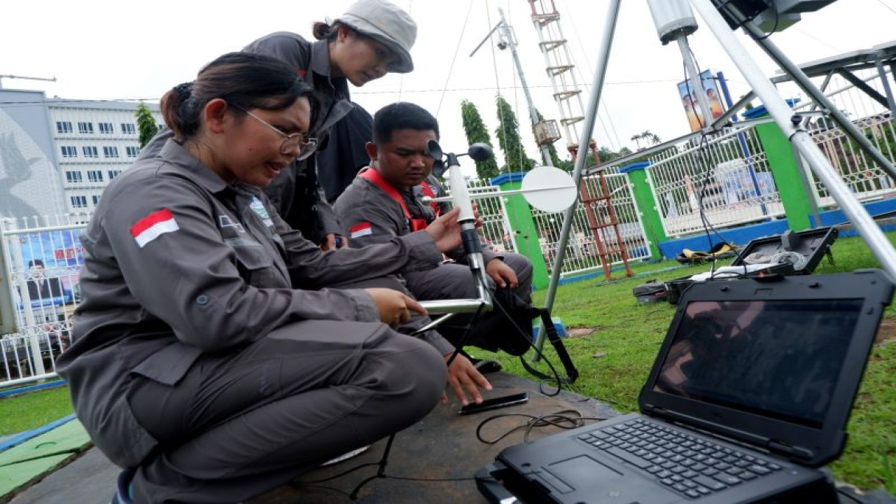 Petugas BBMKG Wilayah V Jayapura melakukan kalibrasi alat-alat BMKG (FOTO ANTARA/Ardiles Leloltery)