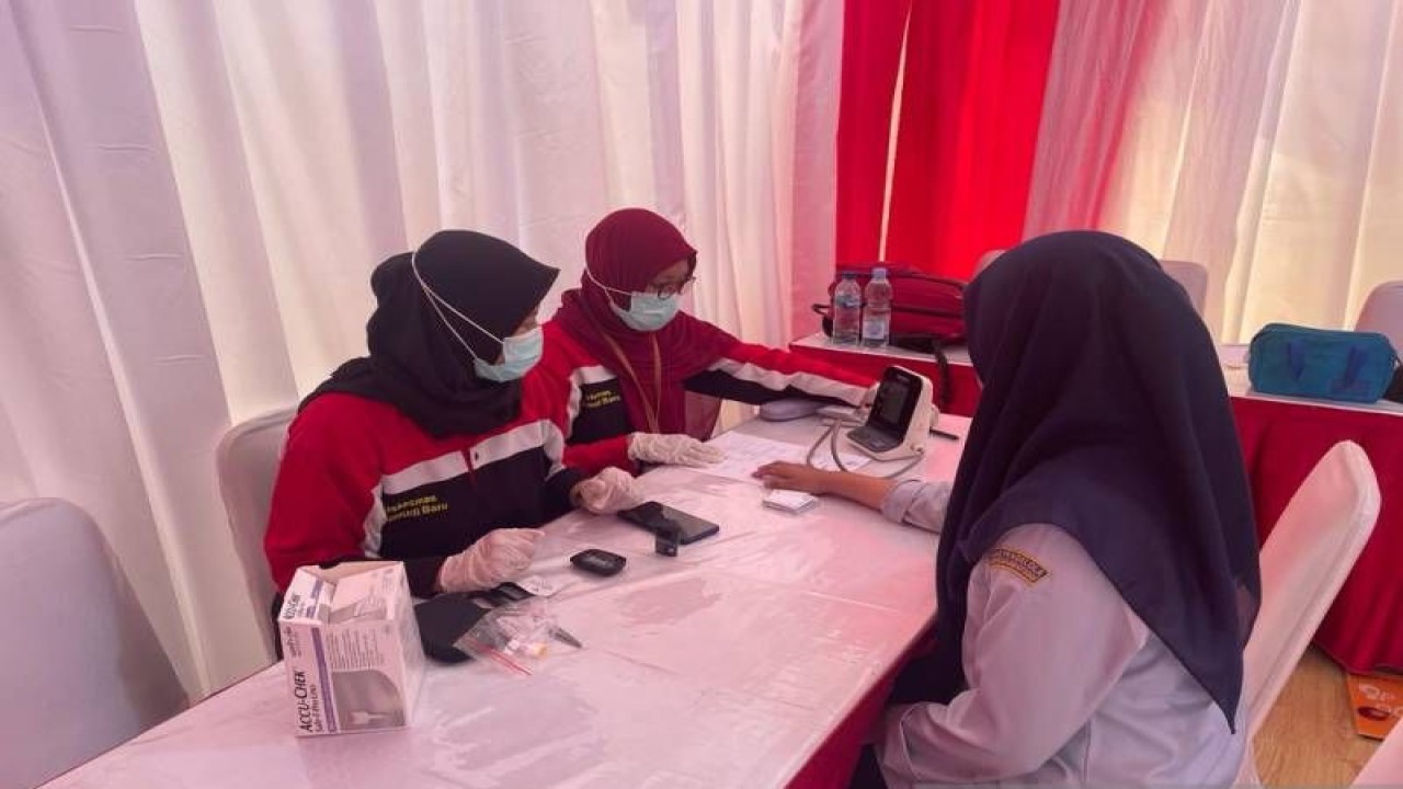 Petugas Dinkes Kota Tangerang memberikan layanan pemeriksaan kesehatan kepada warga. ANTARA