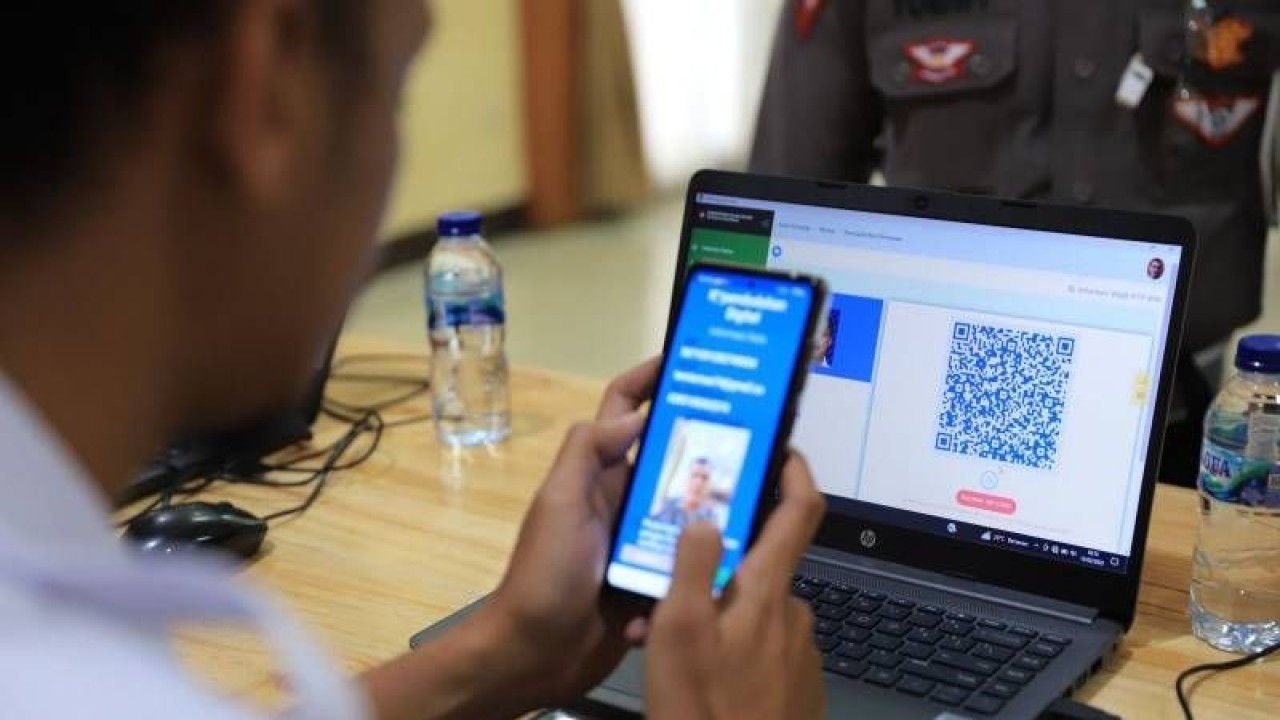 Petugas Disdukcapil sedang melakukan pelayanan KTP Digital kepada masyarakat