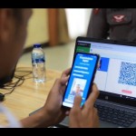 Petugas Disdukcapil sedang melakukan pelayanan KTP Digital kepada masyarakat-1681975393