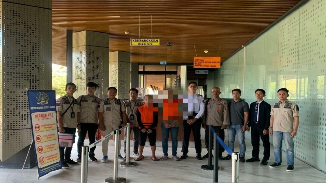 Petugas Kantor Imigrasi Sigkawang mendeportasi dua warga negara Malaysia (Rudi)