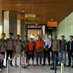 Petugas Kantor Imigrasi Sigkawang mendeportasi dua warga negara Malaysia (Rudi)-1680594366