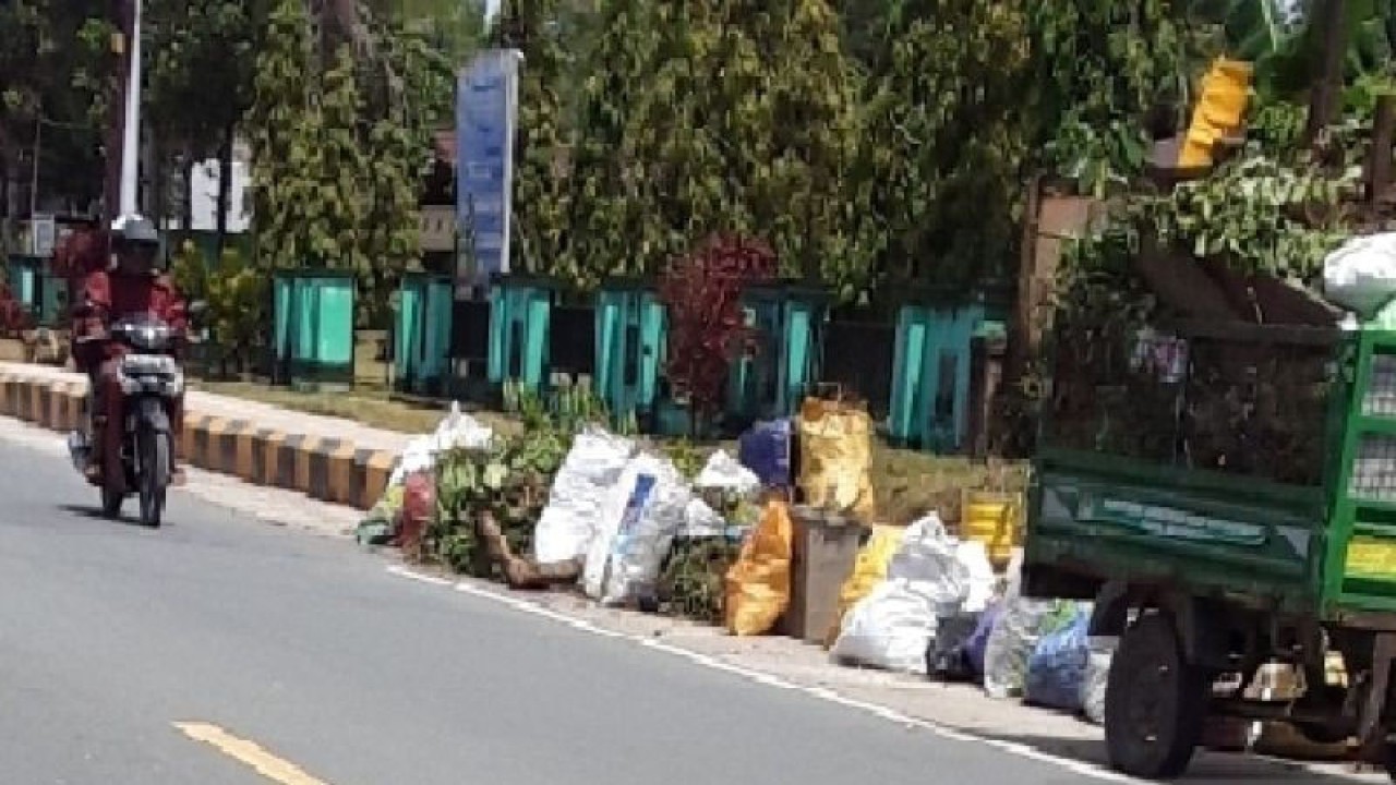 Petugas kebersihan mengangkut sampah ke tempat penampungan sementara. ANTARA/Muhsidin
