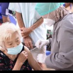 Petugas kesehatan melakukan penyuntikan vaksin COVID-19 kepada lansia di Babel. (ANTARA/Aprionis)-1681456940