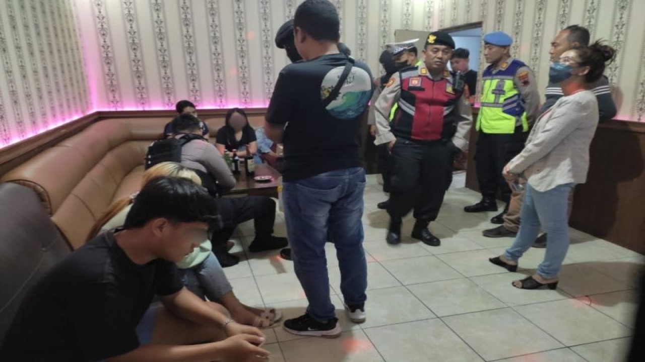 Petugas melakukan razia tempat karaoke di Kecamatan Jati, Kabupaten Kudus.  (ANTARA/HO-Polisi Kudus.)