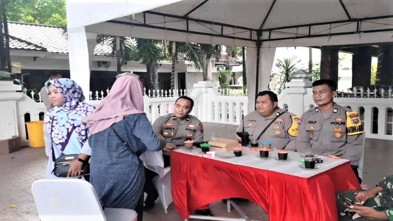 Petugas menerima warga yang mendaftar program "Balik Mudik Gratis" Polres Gresik. (ANTARA/HO-Polres Gresik)