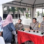 Petugas menerima warga yang mendaftar program "Balik Mudik Gratis" Polres Gresik. (ANTARA/HO-Polres Gresik)-1682582062