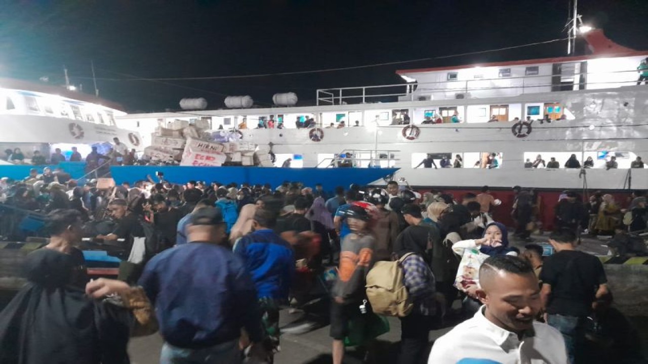 Ribuan pemudik yang berangkat dari Kota Ternate tujuan ke Kabupaten Halmahera Selatan, menggunakan Sumber Raya 05 dan kapal Bunda Maria membludak, Rabu (19/4/2023). ANTARA/Abdul Fatah (Abdul Fatah)