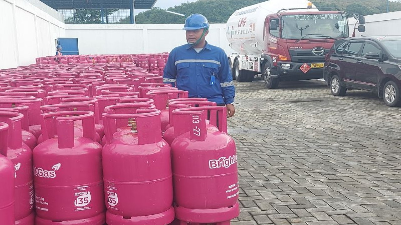 Petugas Pertamina saat mengecek Bright Gas di SPBE Doyo, Kabupaten Jayapura, Papua. (ANTARA/ Qadri Pratiwi)